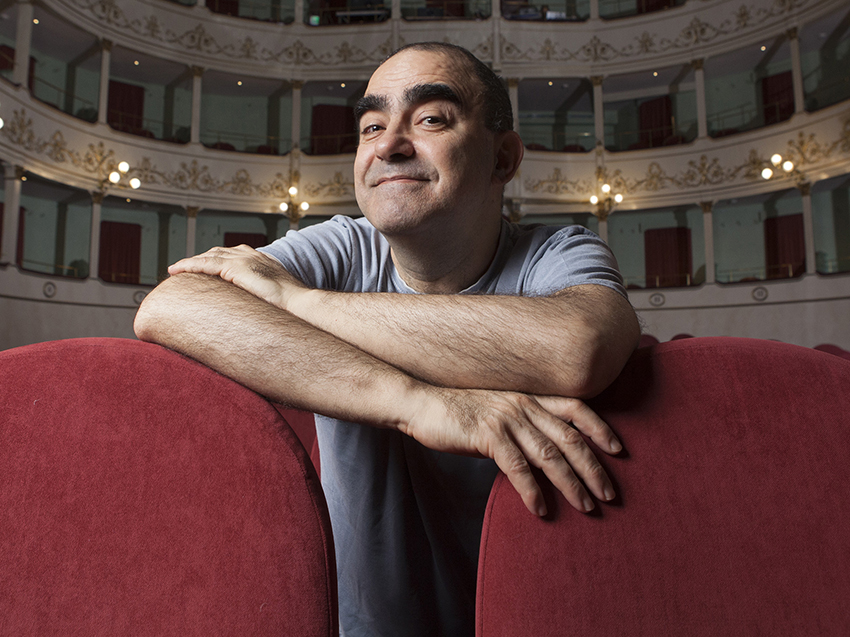 Elio nell’insolita veste di volontario serve i pasti alla storica Mensa di Corso Concordia e sposa il progetto pensato per celebrare il 60° anniversario di OSF, la realtà di aiuto ai poveri