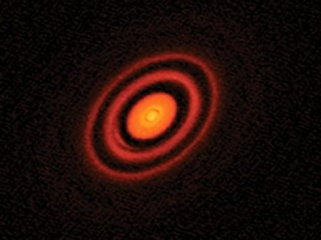 All'interno del disco attorno alla stella Hd 163296 ci sono almeno tre pianeti giganti e una quantità di polvere pari ad almeno a 300 volte la massa della Terra