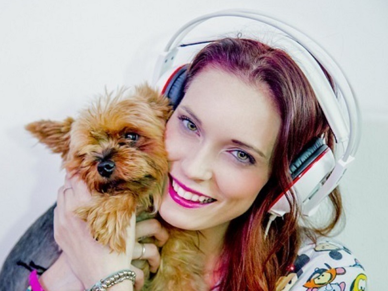 È in edicola l'album di figurine della webstar LaSabri e per i fan più fortunati saranno disponibili fantastici premi