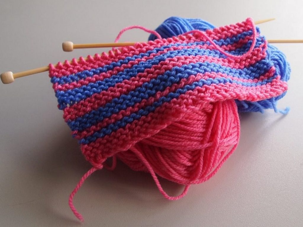 Oggi è la Giornata mondiale del Lavoro a maglia in pubblico: a Roma, a Villa Ada, Gomitolorosa organizza un evento per far conoscere il lavoro a maglia