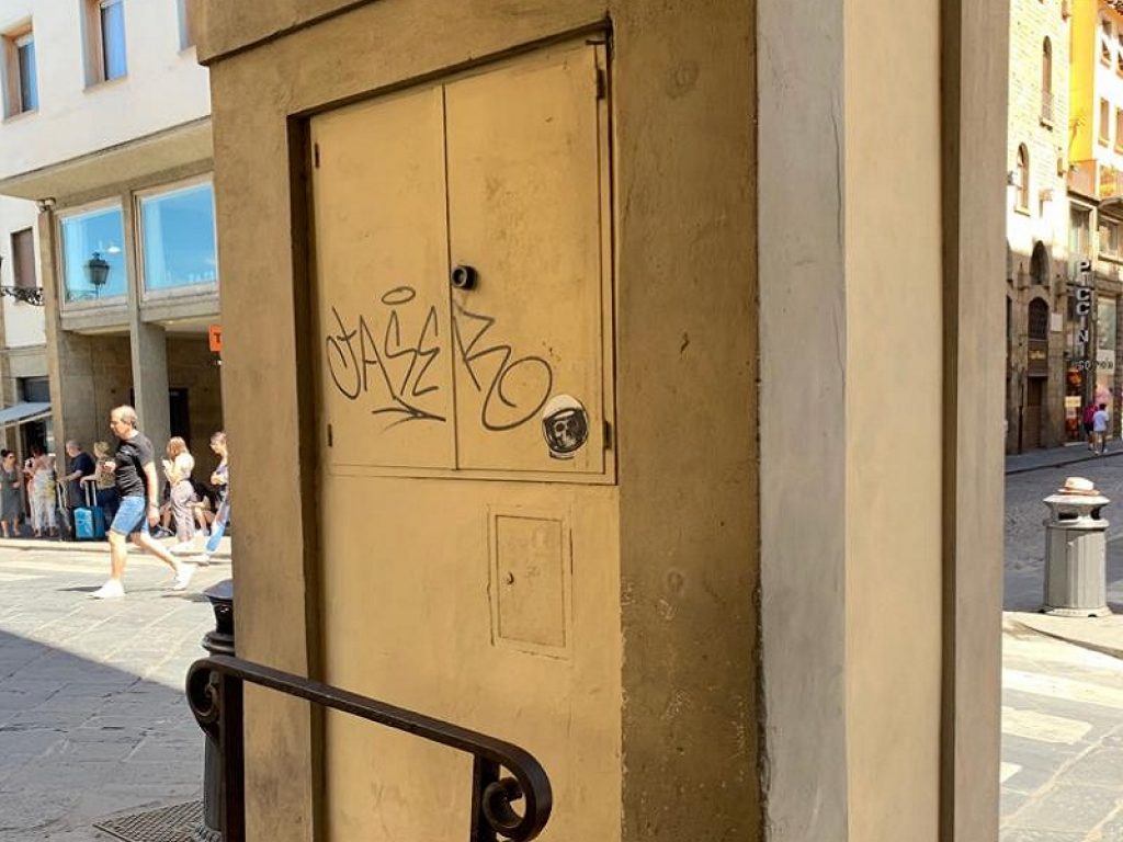 Nuovi imbrattamenti, subito ripuliti, nel loggiato del Corridoio Vasariano sul lungarno a Firenze. Scritte e graffiti sono comparsi sotto le volte