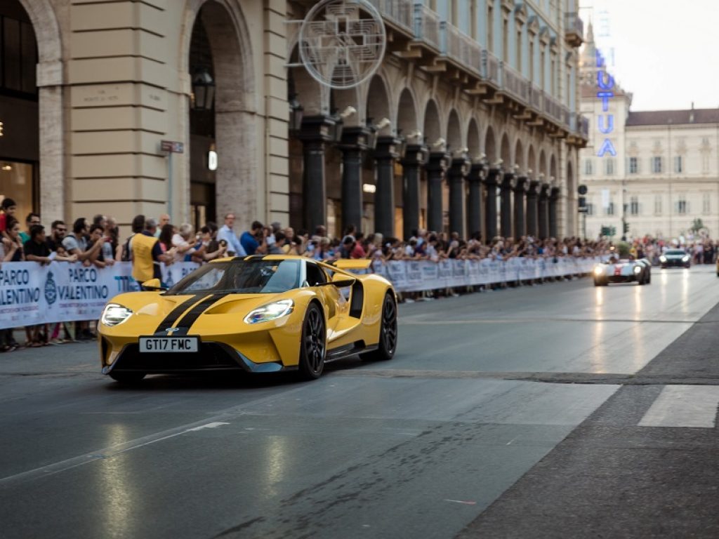 A Torino sfilata di 400 tra race car e Formula 1 storiche per Parco Valentino: capofila la mitica Ferrari di Michele Alboreto