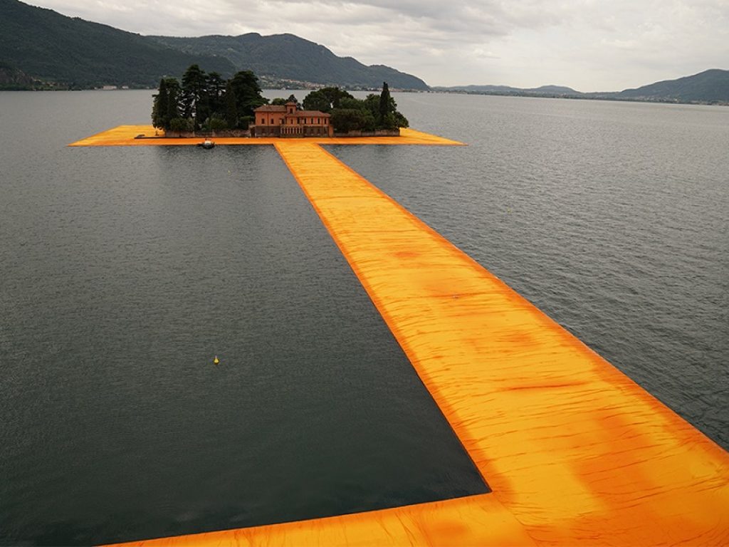 Domani arriva nelle multisala UCI Christo-Walking on Water, il docufilm diretto da Andrey Paounov sul grande artista e sulla sua splendida installazione sul lago Iseo