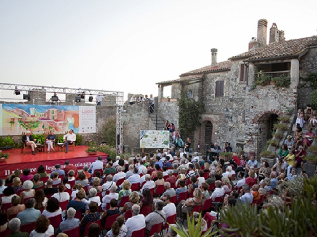 Capalbio Libri torna dal 26 luglio al 4 agosto: ecosostenibilità, letture tecnologiche e made in Italy tra i focus della tredicesima edizione in programma a Piazza Magenta per dieci serate