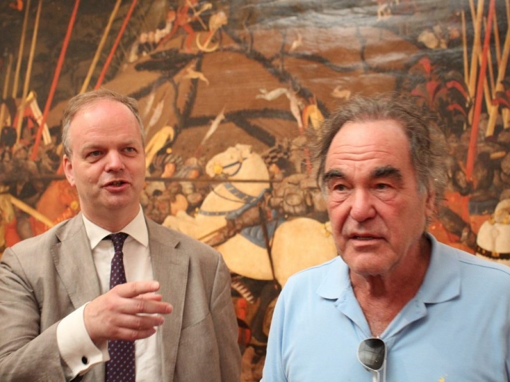 Il Premio Oscar Oliver Stone in visita alla Galleria degli Uffizi con il direttore Schmidt a fare da guida. Il regista estasiato davanti ai ritratti di Bronzino e Giorgione