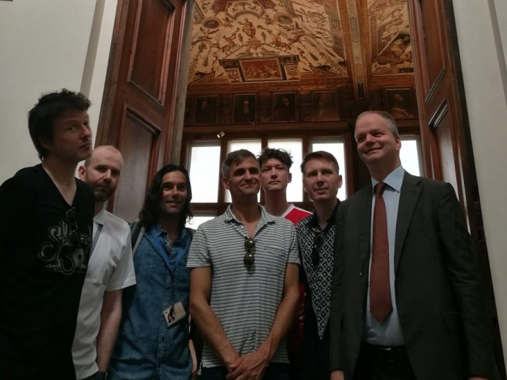 Dopo Oliver Stone anche Ben Harper e i Franz Ferdinand in visita agli Uffizi: tre ore e tour completo per gli indie scozzesi, il bluesman stregato dal Botticelli
