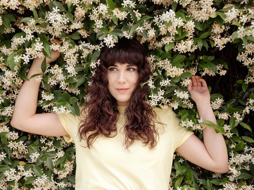 Online il videoclip di "Bisogni primari", secondo singolo della cantautrice siciliana Roberta de Gaetano. A novembre partirà il tour