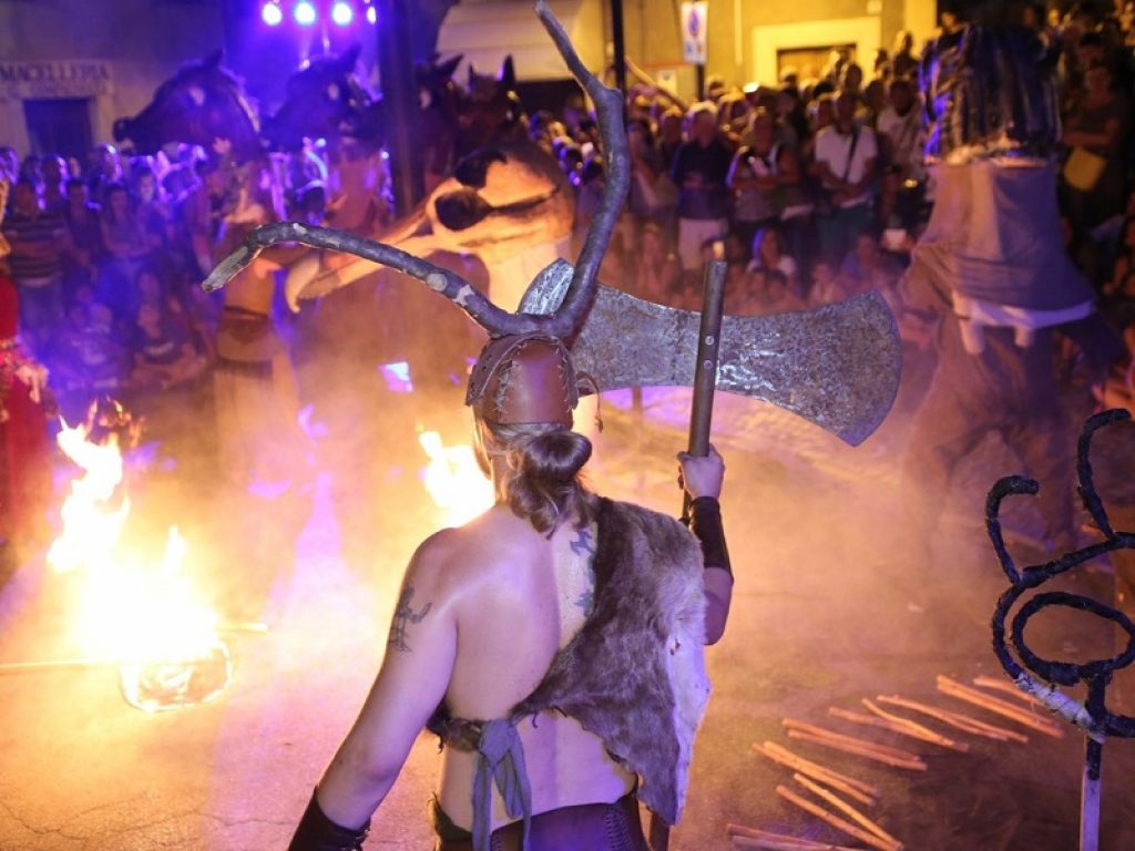 Il Festival TolfArte compie 15 anni e aumenta i suoi numeri record: un’edizione ampliata a 4 giornate con 300 artisti per oltre 150 spettacoli a ingresso gratuito