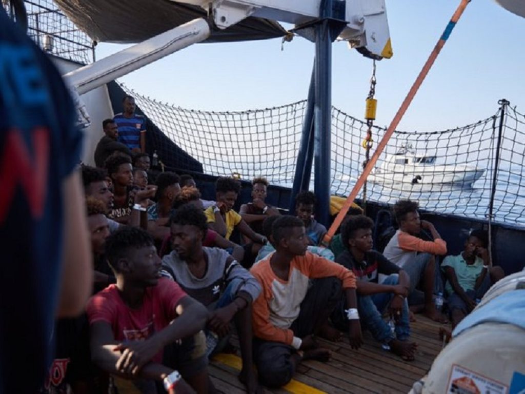 Migranti: a Lampedusa sono arrivate più di 700 persone in appena 20 ore. Nuovo naufragio la notte scorsa, finora salvati in 45