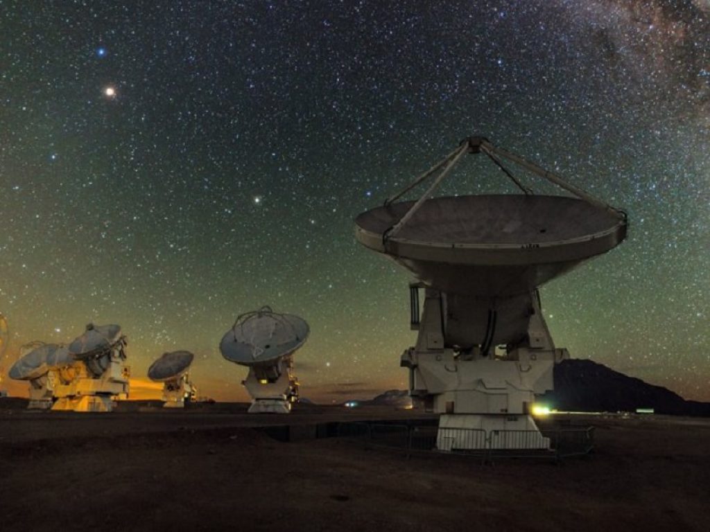 Il radiotelescopio cileno Alma ha scovato l’embrione di un pianeta nascente nel disco che circonda la vicinissima stella TW Hydrae, 10 milioni di anni di età a 194 anni luce dalla Terra