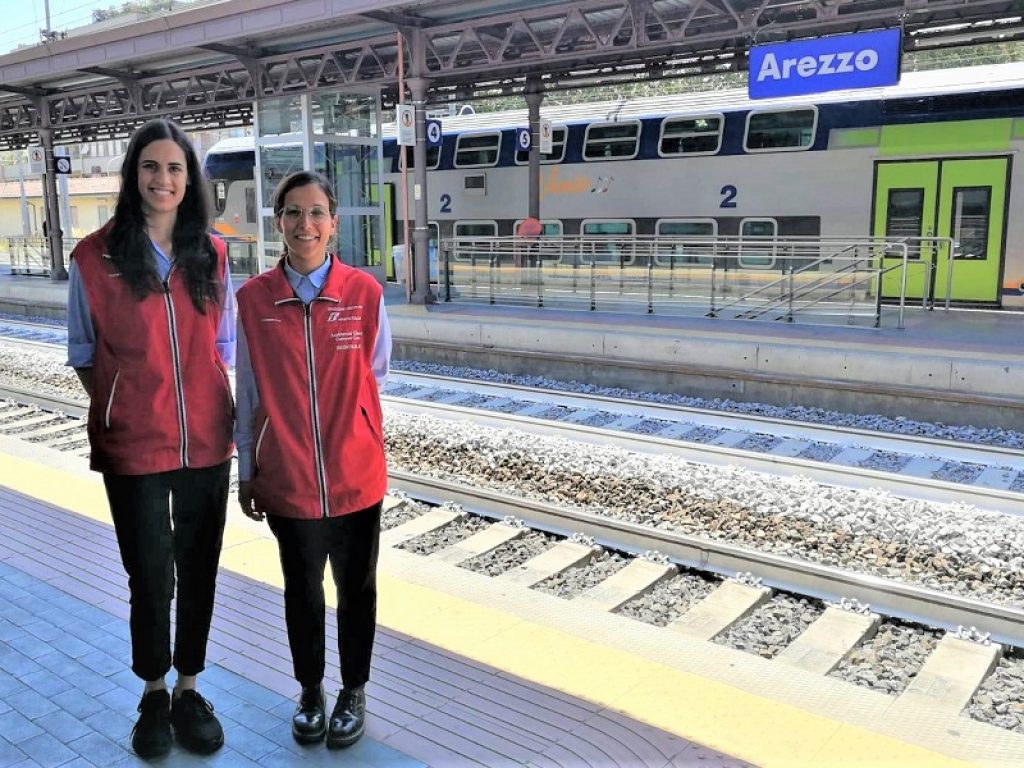 Trenitalia Toscana potenzia il servizio customer care regionale con 14 nuovi addetti: 6 per l’assistenza clienti nelle stazioni di Arezzo, Siena e Grosseto e 8 per la sicurezza a bordo treno