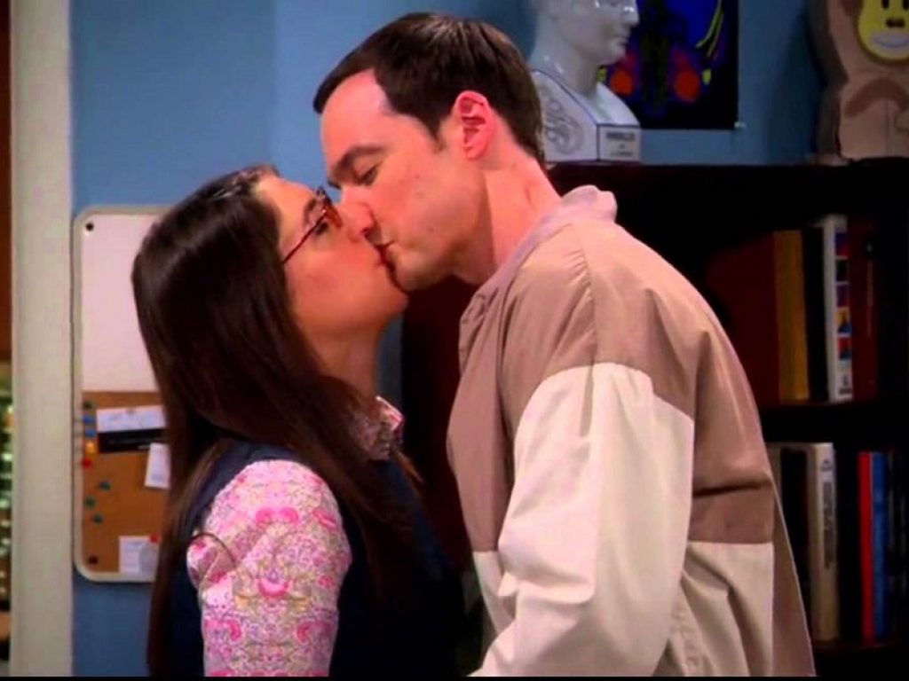 World Kiss Day, ecco i baci più amati delle serie TV: il primo bacio “nerd” tra Amy e Sheldon di “The Big Bang Theory” in testa alla classifica