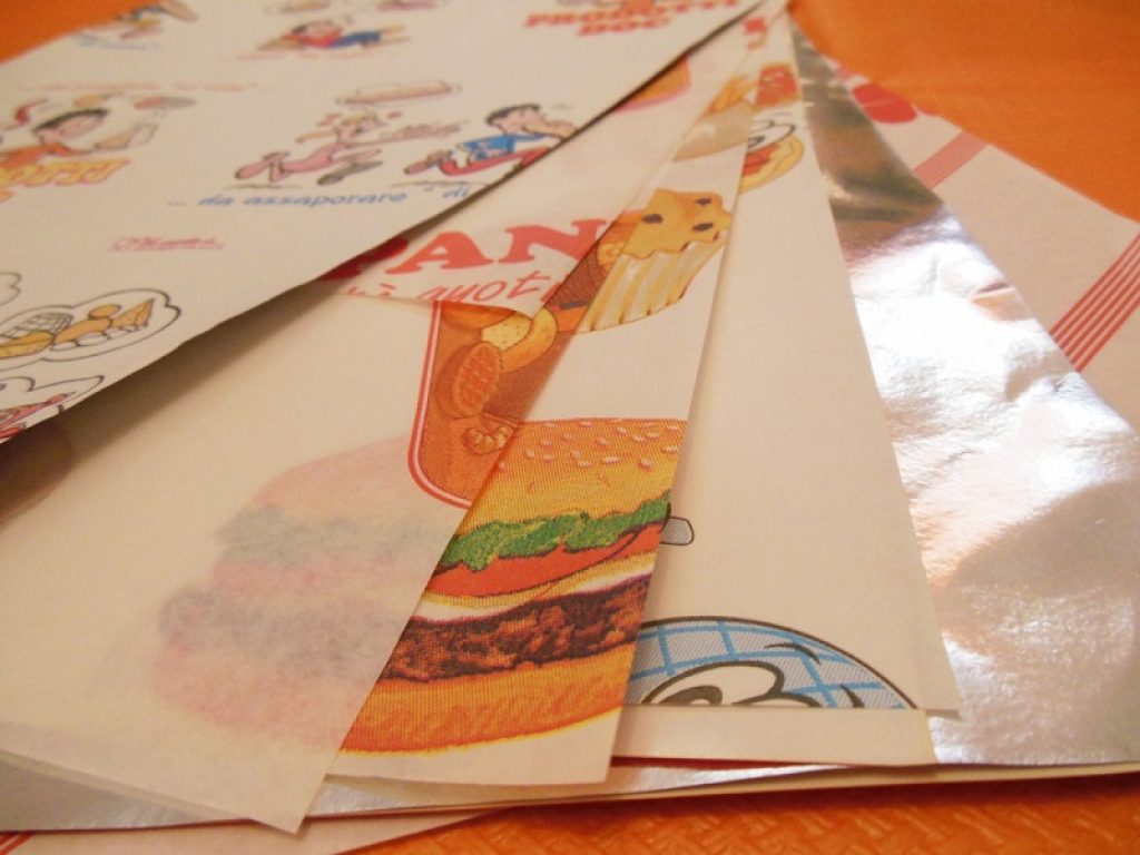 Indagine europea: gli imballaggi per alimenti in carta possono contenere e rilasciare sostanze chimiche provenienti dagli inchiostri utilizzati per la stampa