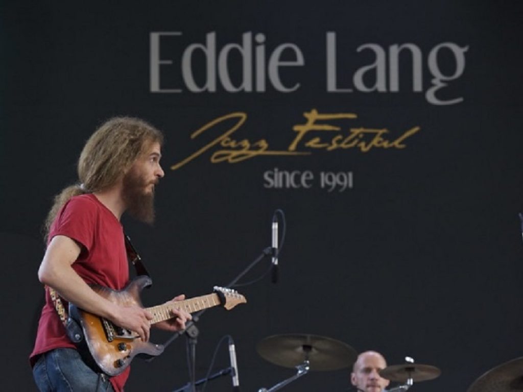 Dal 1 al 4 agosto torna al Castello Pignatelli di Monteroduni, in provincia di Isernia, l'Eddie Lang Jazz Festival. Tra gli artisti Jean Luc Ponty e Marc Ribot