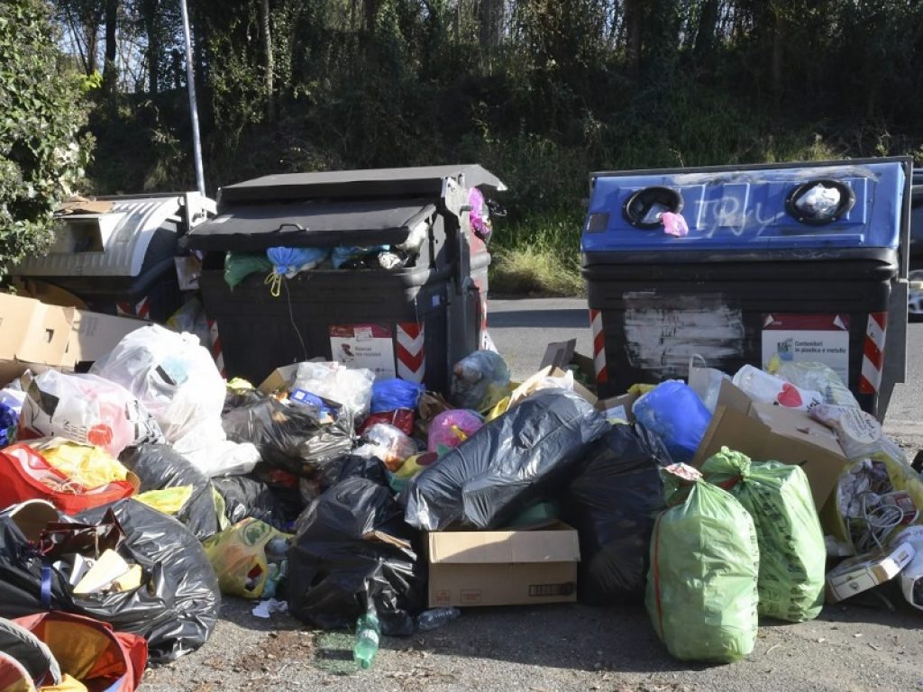 Rifiuti, l'Ordine dei medici di Roma lancia l'allarme: "Da emergenza igienica si passerà ad emergenza sanitaria, è ora di intervenire"