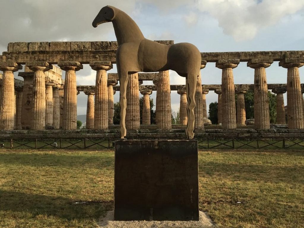Il Cavallo di sabbia di Mimmo Paladino torna a Paestum: gli scavi archeologici hanno una nuova icona contemporanea anche se non mancano polemiche