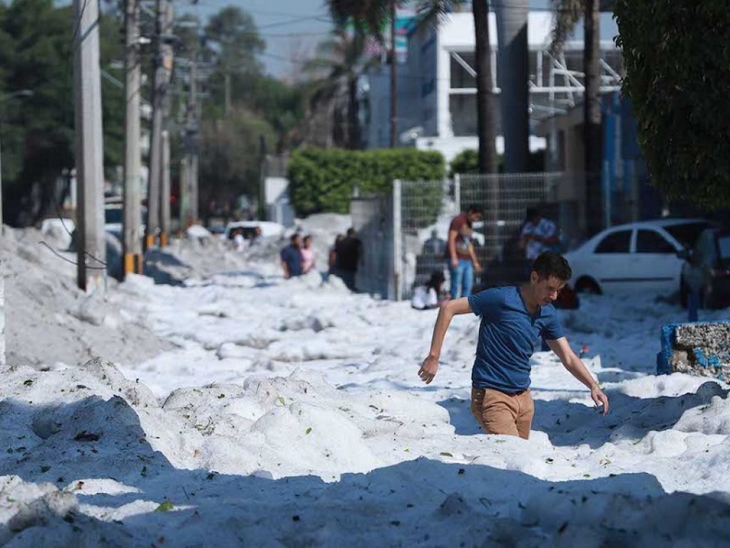 Una tempesta di grandine ha investito la metropoli di Guadalajara: le immagini sono impressionanti, un metro e mezzo di ghiaccio per le strade