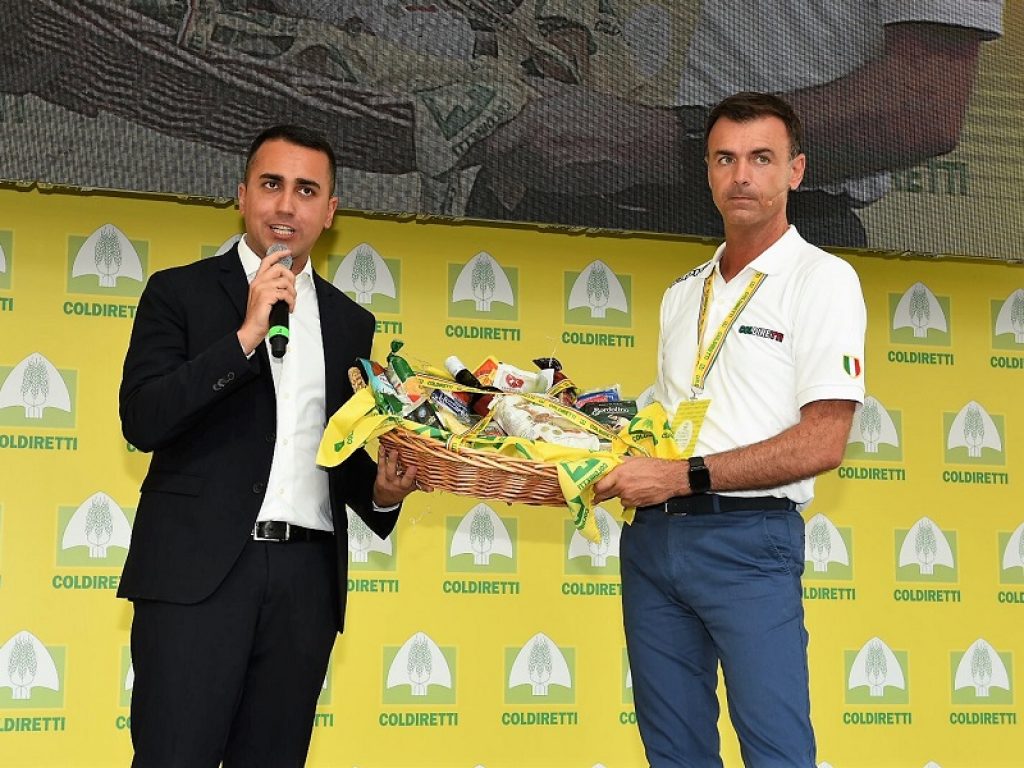 Il presidente della Coldiretti Ettore Prandini consegna al vicepremier Luigi Di Maio un cesto con il Made in Italy “tarocco”
