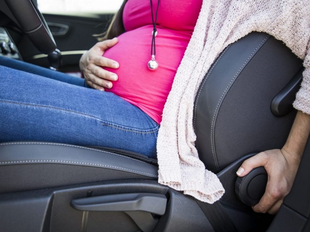 Viaggiare in gravidanza si può: in aereo, auto o nave non ci sono particolari controindicazioni, basta seguire alcune piccole raccomandazioni