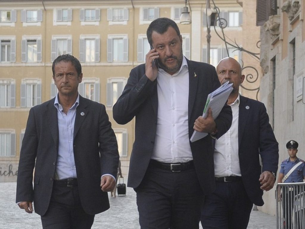 Salvini apre la crisi di Governo: “La maggioranza non c’è più, andiamo al voto”. Il premier Conte: "Venga in Parlamento a spiegare perché vuole la crisi"