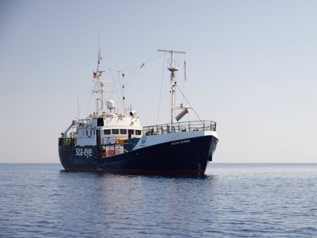 La Alan Kurdi della Ong tedesca Sea Eye naviga in direzione Lampedusa con 40 migranti a bordo salvati al largo delle coste libiche