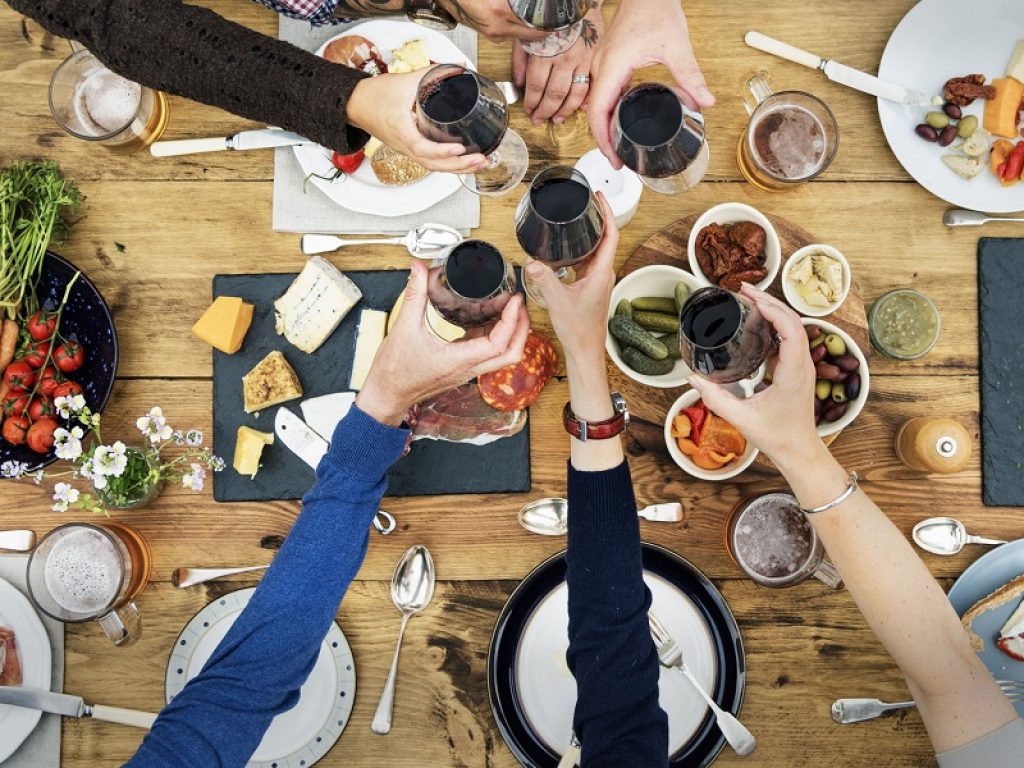 Alimentazione a prova di caldo: i sì e i no del nutrizionista per evitare disturbi e scegliere i cibi che danno sollievo, garantendo i giusti nutrienti