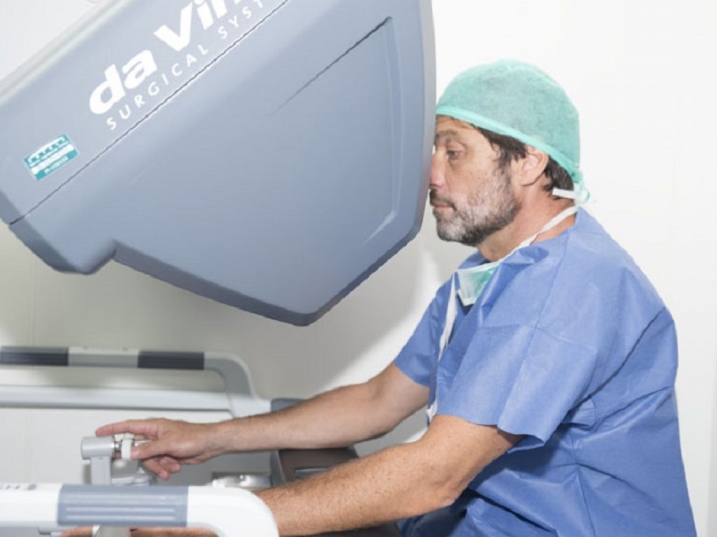 All'Istituto Nazionale Tumori Regina Elena il primo intervento in Italia di rimozione di metastasi ai linfonodi retrofaringei con il robot da Vinci