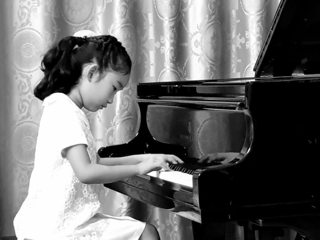 Himari Sugiura, la bambina prodigio che suona pianoforte e violino, in concerto stasera alle 21:00 tra le meraviglie del Parco Archeologico di Paestum