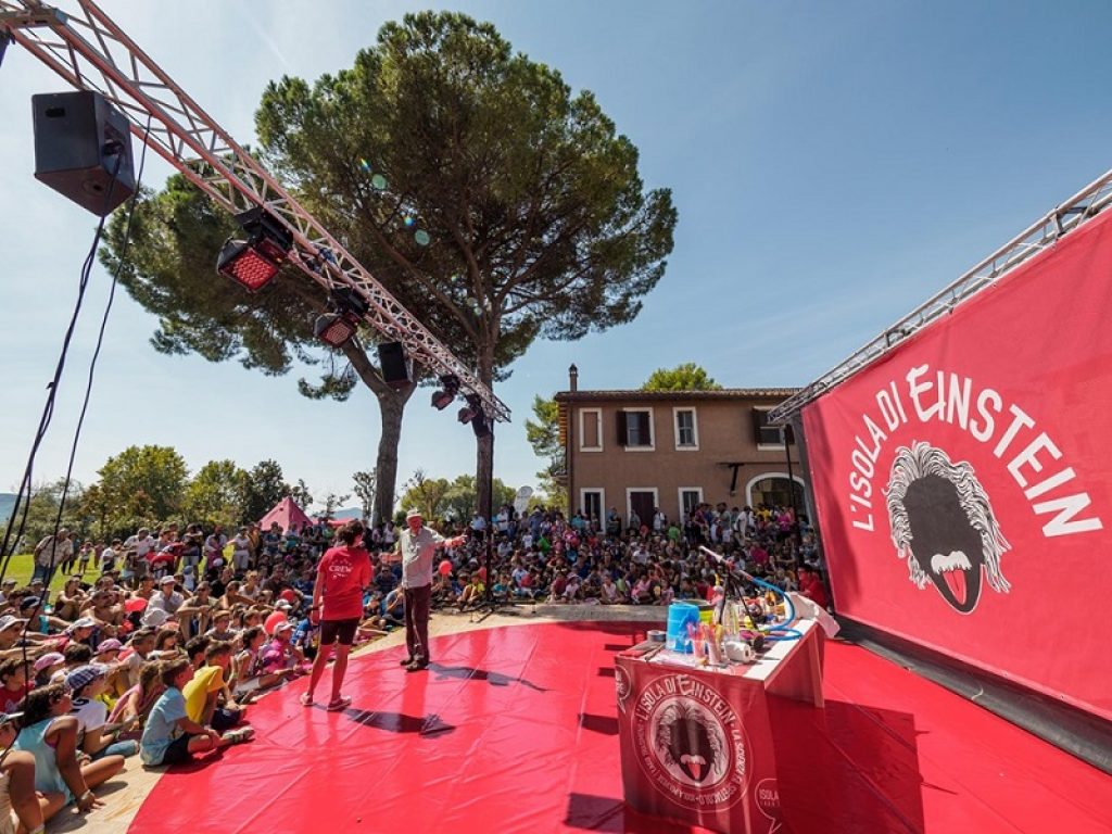Al Lago Trasimeno da oggi torna l’Isola di Einstein, il festival del divertimento intelligente: tre giorni all'insegna di esperimenti, approfondimenti e giochi