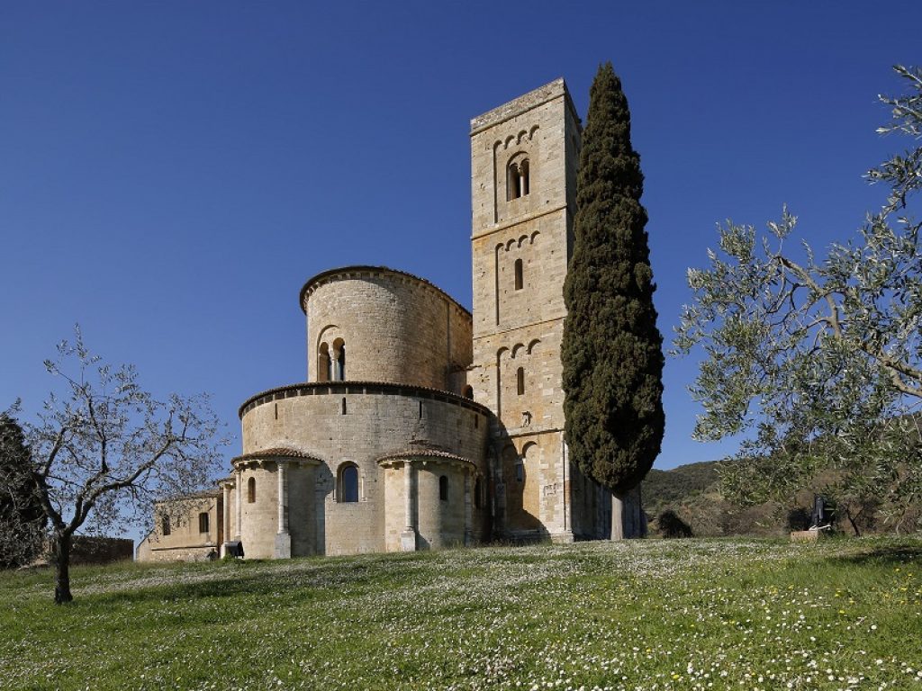 L’Abbazia di Sant’Antimo, situata a Castelnuovo dell’Abate, riapre le sue porte ai fedeli e ai visitatori nel rispetto dei protocolli di sicurezza