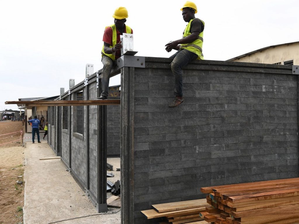 Oltre 9.600 tonnellate di plastica riciclata ogni anno per costruire scuole in Costa d’Avorio: al via un progetto per una fabbrica che convertirà rifiuti in mattoni