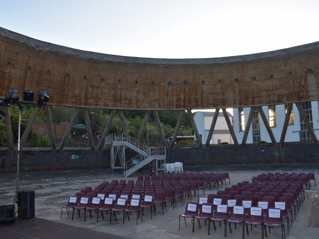 Domenica 18 agosto alle ore 19 il Moby Dick, un grande carro-palco mobile del Teatro dei Venti, arriva nell’Arena Geotermica di Larderello