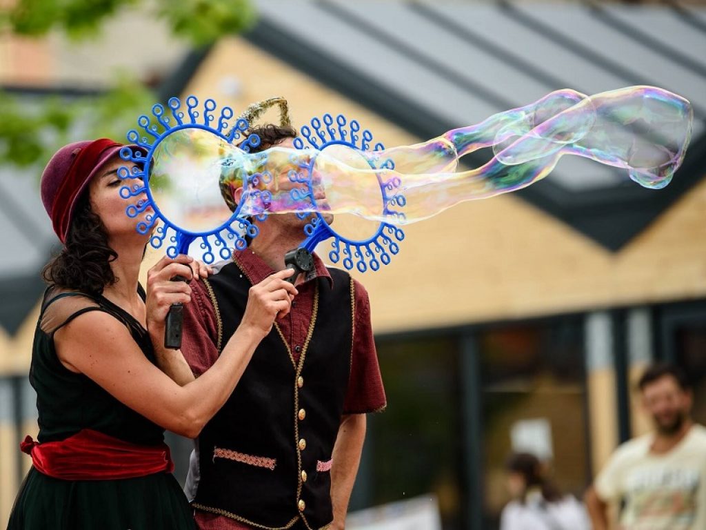A Caorle dal 4 all'8 settembre il Festival La Luna nel Pozzo che dal 1996 porta l’eccellenza del teatro di strada nelle piazze e nei campielli