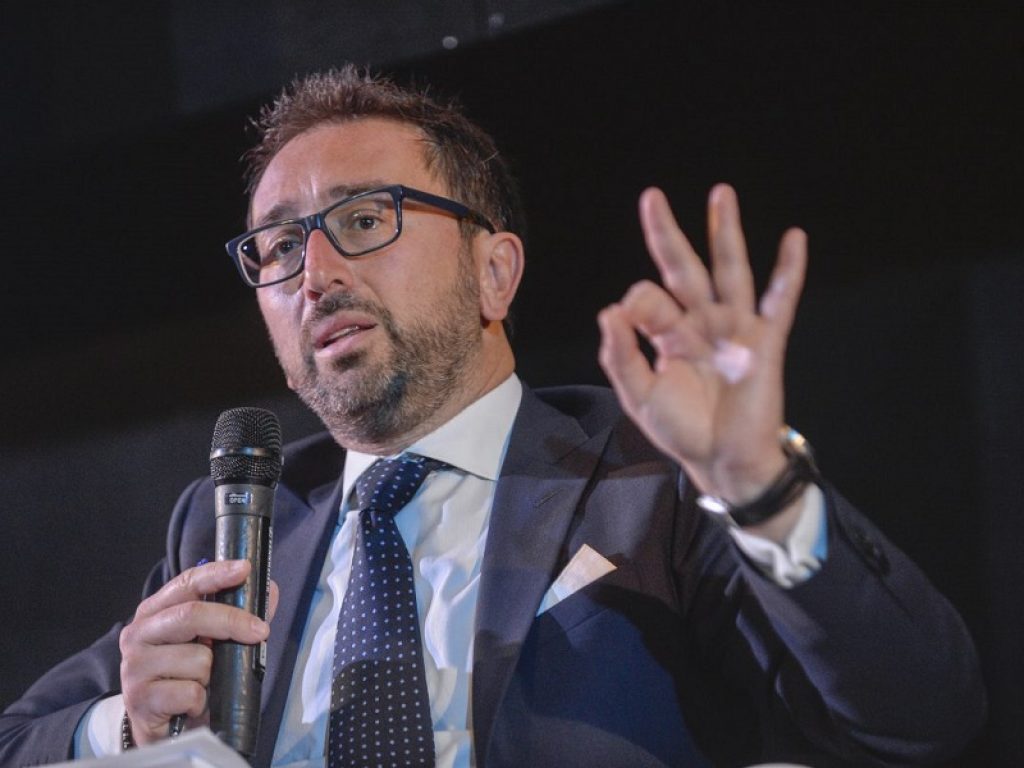Il ministro della Giustizia Bonafede è salvo: le due mozioni di sfiducia al Senato sono state respinte con il voto decisivo dei renziani che ora battono cassa