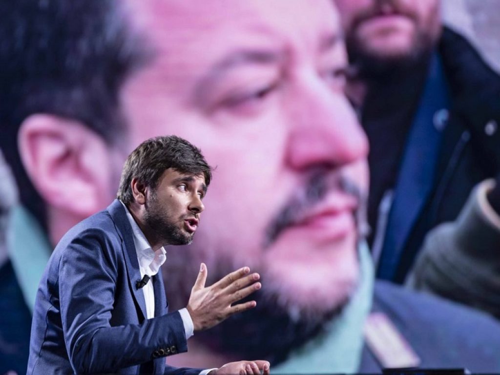 Di Battista preferisce Salvini: “Bene le aperture della Lega, puntiamo a premier del M5S. Zingaretti fa la parte di chi pone veti e condizioni