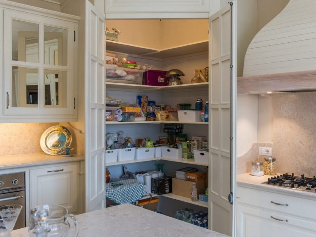 Pericoli in dispensa o nel frigorifero con il grande caldo che mette a rischio la conservazione degli alimenti: i consigli della Coldiretti