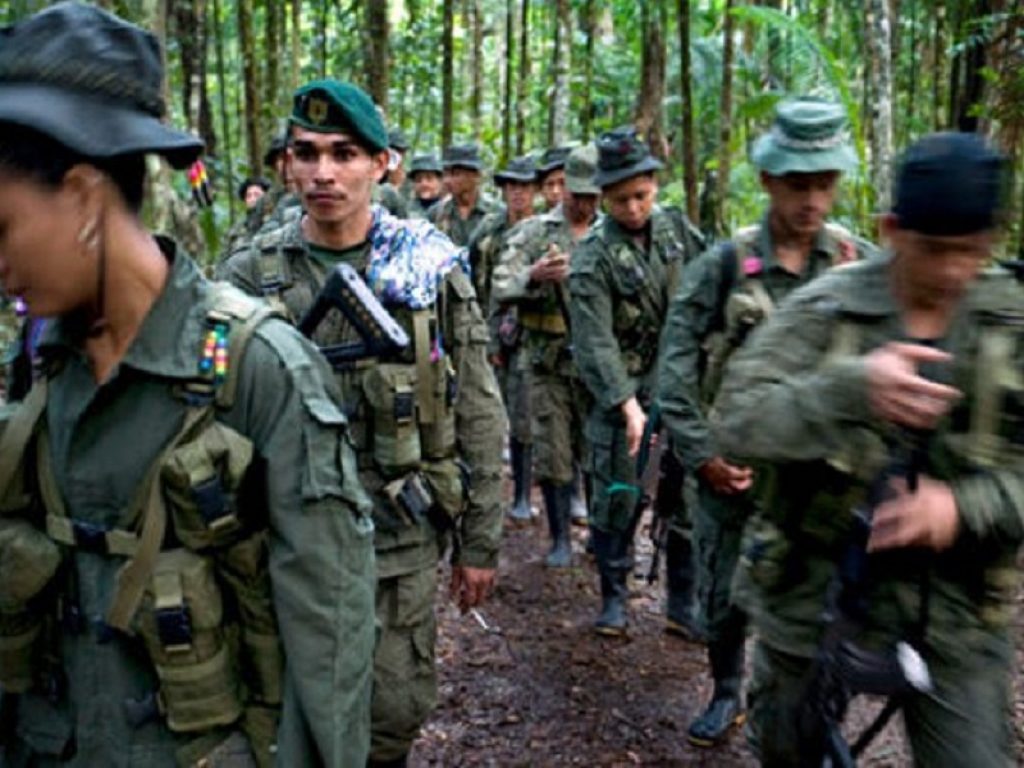 Colombia, le Farc riprendono le armi: “Lo Stato ha tradito lo storico accordo di pace. Nuova modalità operativa. Noi risponderemo solo in caso di attacchi”