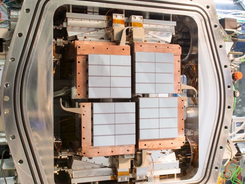 Allo European XFEL di Amburgo la messa in opera della fotocamera per raggi X di bassa energia più veloce al mondo: filmerà la materia su scala nanometrica