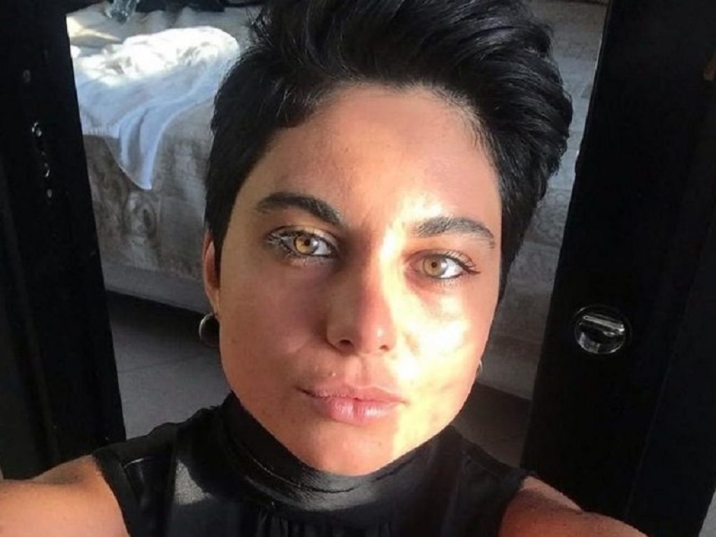 Giordana Angi annuncia il suo secondo album con un tatuaggio: la cantante ha impresso sulla pelle il titolo del prossimo disco