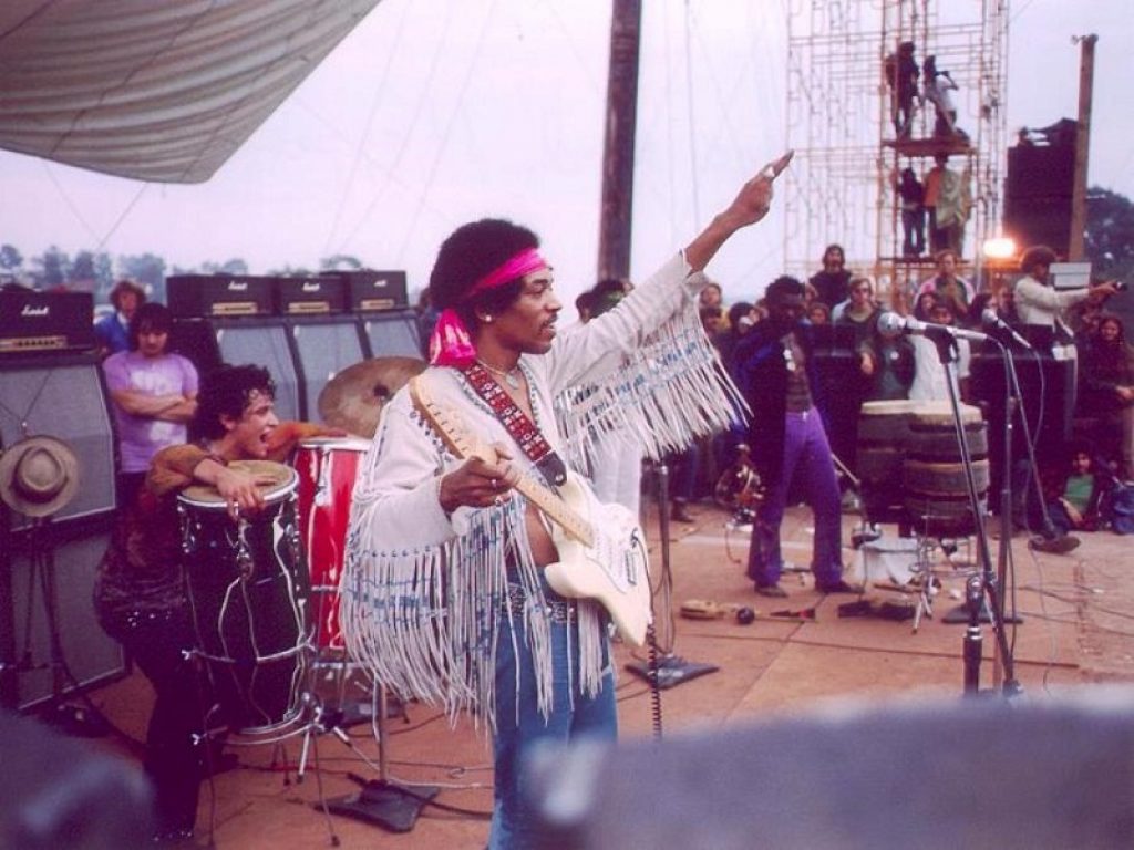 Il 15 agosto di 50 anni fa Woodstock, l’evento simbolo di una generazione: affluenza record per seguire i giovani Cocker, Joplin, Hendrix
