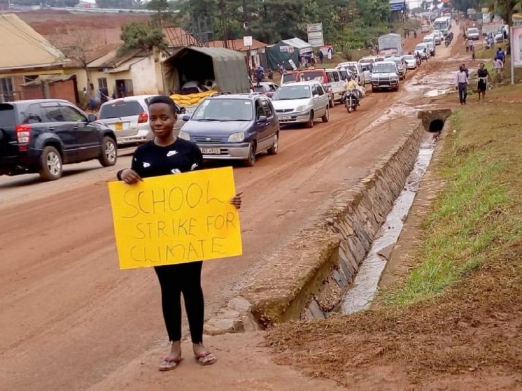 Ecco Leah, la Greta dell’Uganda: ha 15 anni e manifesta a Kampala da 8 mesi contro l'utilizzo dei sacchetti di plastica e la deforestazione
