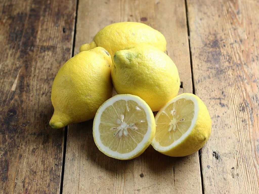 Il limone è un frutto molto ricco di antiossidanti e per questo può essere utilissimo per rallentare l’invecchiamento cellulare