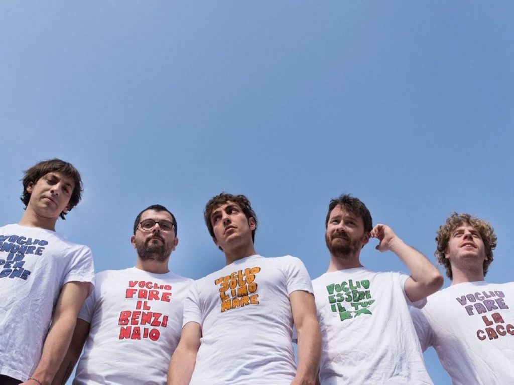 “Sesso, droga e lavorare”, lo Stato Sociale torna in libreria dal 19 settembre. Un romanzo di formazione generazionale che riflette sul mondo del lavoro di oggi