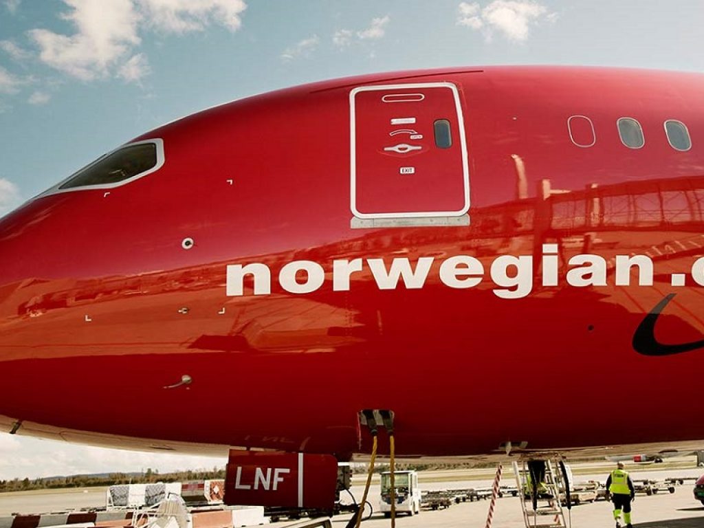 Pezzi di motore di un aereo della Norwegian Air caduti su Fiumicino: il Codacons chiede risarcimenti per i cittadini che hanno subìto danni