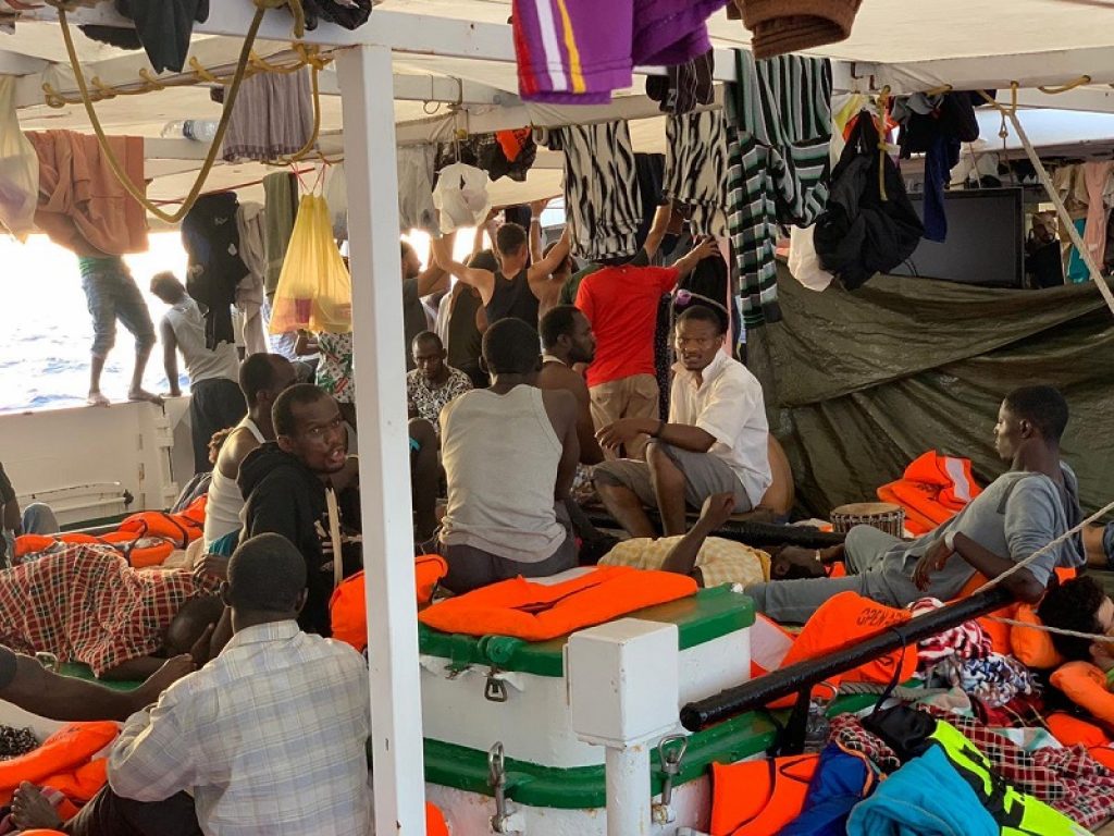 Migranti, resta bloccata la nave di Open Arms: “Violati i diritti di 134 persone”. Intanto continuano le evacuazioni per motivi sanitari: altri 4 migranti fatti sbarcare nella notte dalla Guardia Costiera