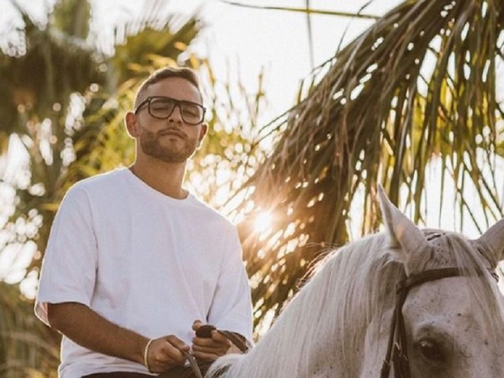 Il disco di Rocco Hunt è realtà. Su tutte le piattaforme “Libertà”. A metà luglio il poeta urbano annunciava il suo ritiro dalle scene musicali