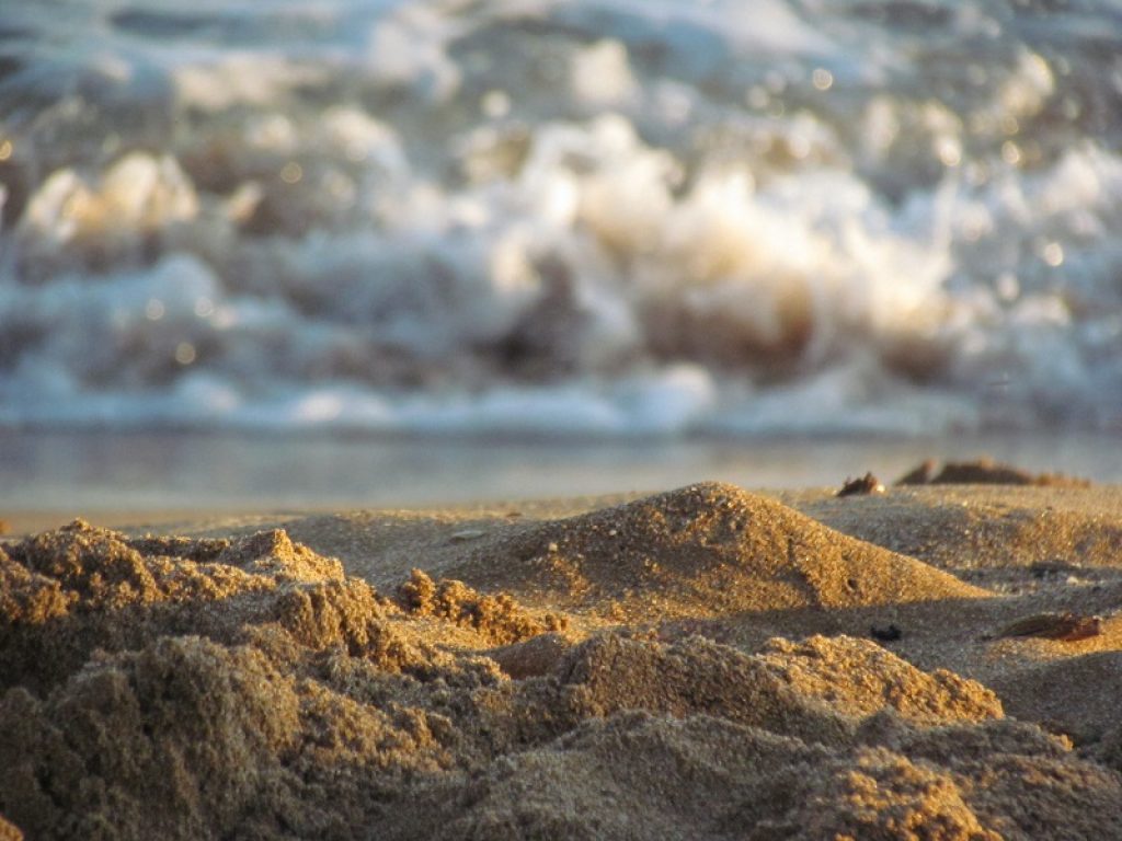 Dai reumatismi al peeling naturale: al mare anche la sabbia, dalla quale possiamo assimilare sali minerali, ha effetti benefici sul corpo