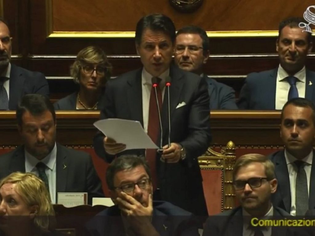 Crisi di Governo, scintille in Senato tra il premier dimissionario Conte, Salvini e Renzi. Il Governo gialloverde è finito, ora palla a Mattarella.