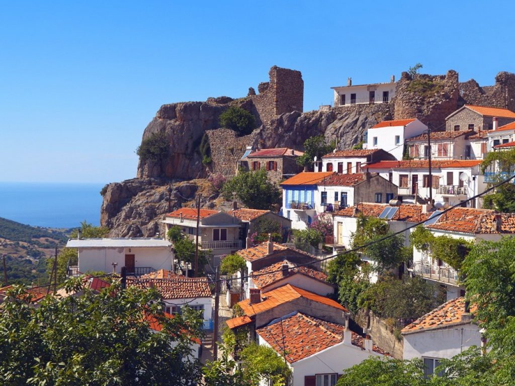 Guasto all'unico traghetto che collega l'isola greca di Samotracia alla terraferma: da giorni quasi duemila turisti sono bloccati e lanciano un appello al Governo