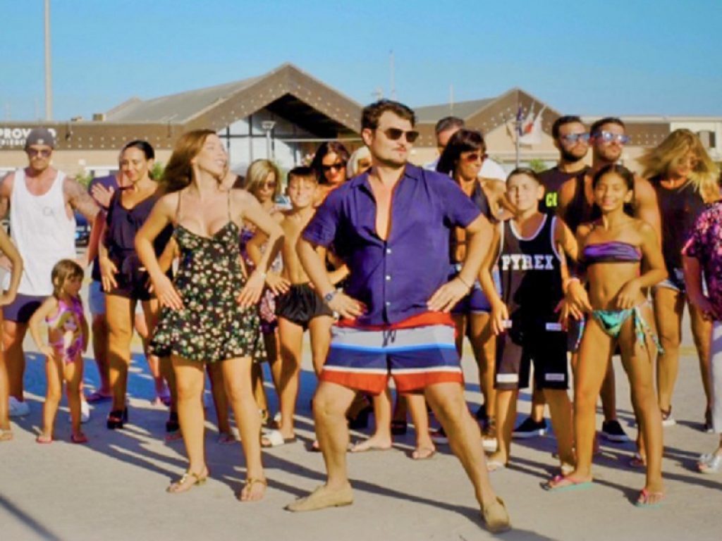 Stamo a Fiumicino, la parodia di Lele Sarallo, è diventato uno dei tormentoni dell'Estate 2019: le riprese tra il Grande Raccordo Anulare e il Dadaumpa Village